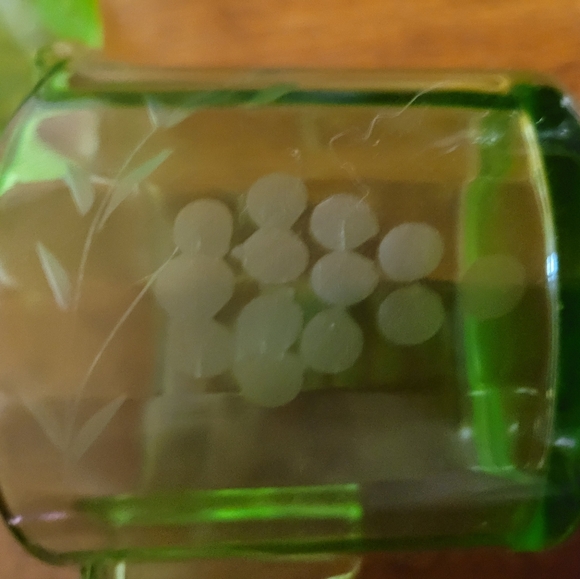 Vintage Green Glass Uranium Creamer and Sugar Set (114) - Picture 4 of 5